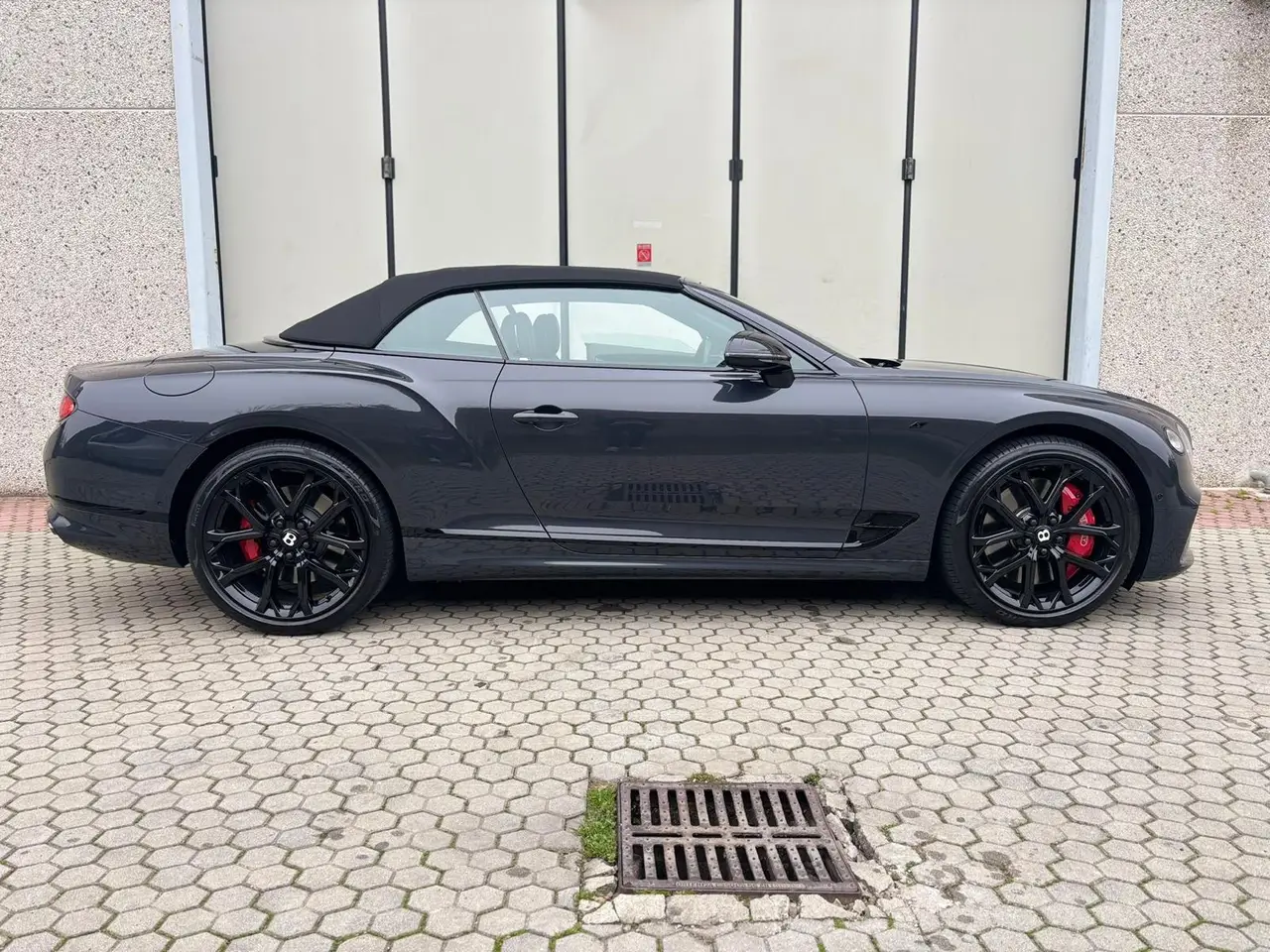 Bentley Continental GTC S V8 2025, Heckansicht — Munich Luxury Cars, München. Der Bentley Continental GTC S V8 ist kein Auto für kurze Sprints, sondern für lange,…