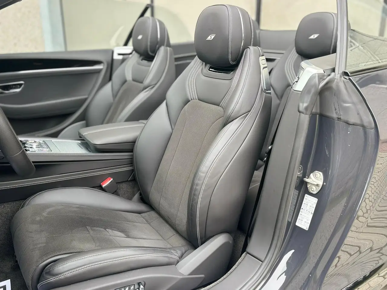 Bentley Continental GTC S V8 2025, Innenraum — Munich Luxury Cars, München. Der Bentley Continental GTC S V8 ist kein Auto für kurze Sprints, sondern für lange,…