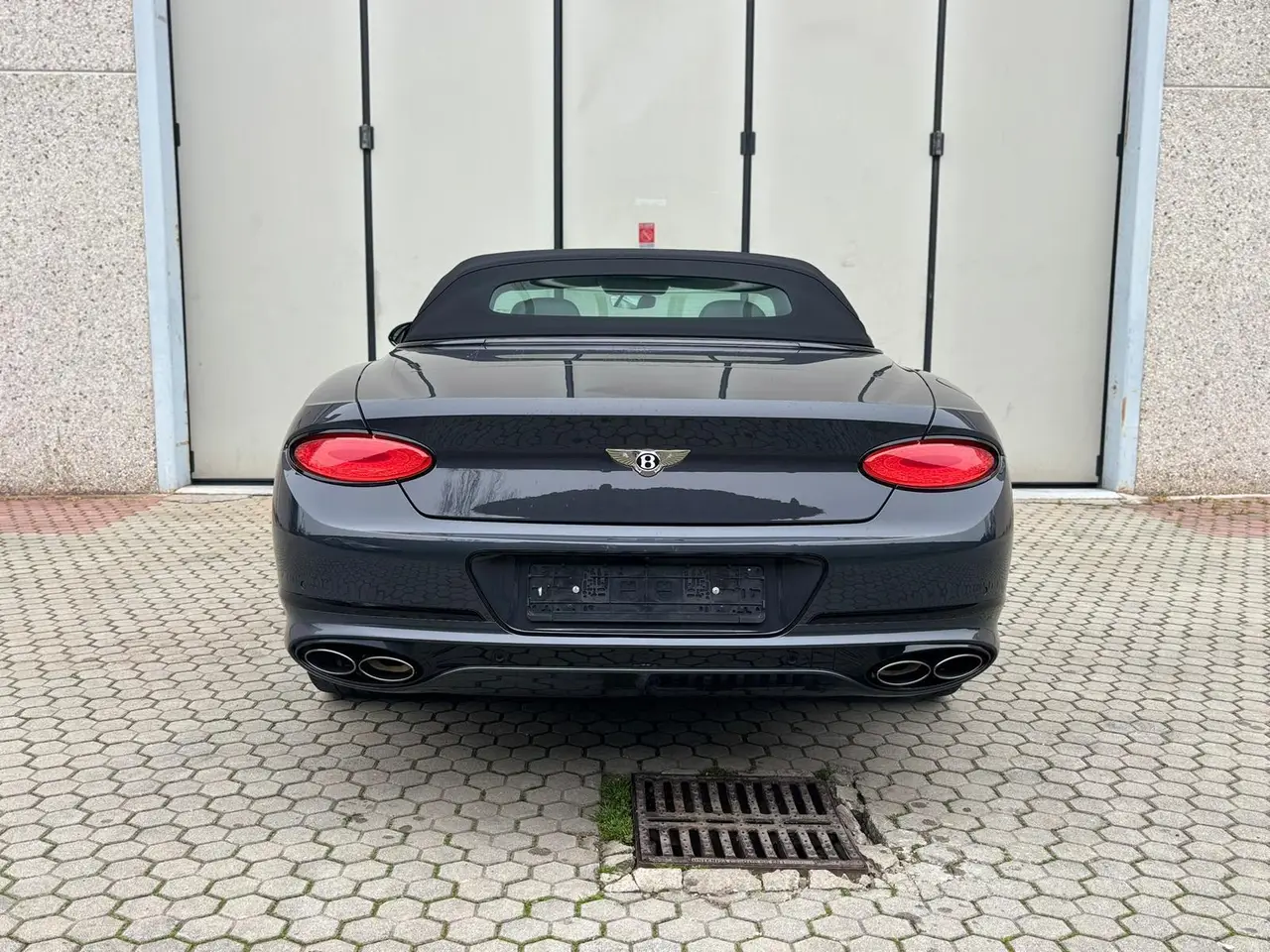 Bentley Continental GTC S V8 2025, Armaturenbrett — Munich Luxury Cars, München. Der Bentley Continental GTC S V8 ist kein Auto für kurze Sprints, sondern für lange,…
