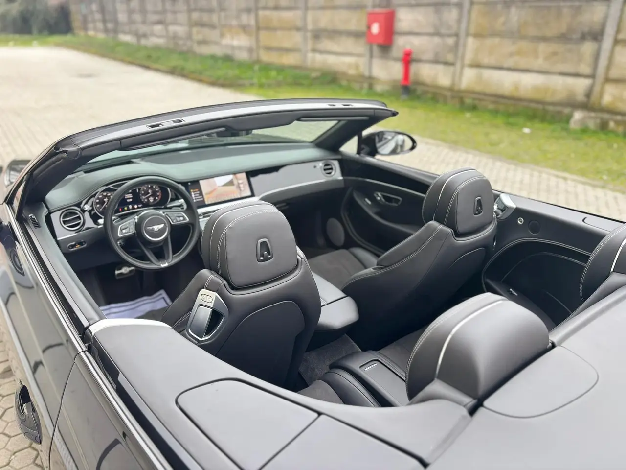 Bentley Continental GTC S V8 2025, Seitenprofil — Munich Luxury Cars, München. Der Bentley Continental GTC S V8 ist kein Auto für kurze Sprints, sondern für lange,…