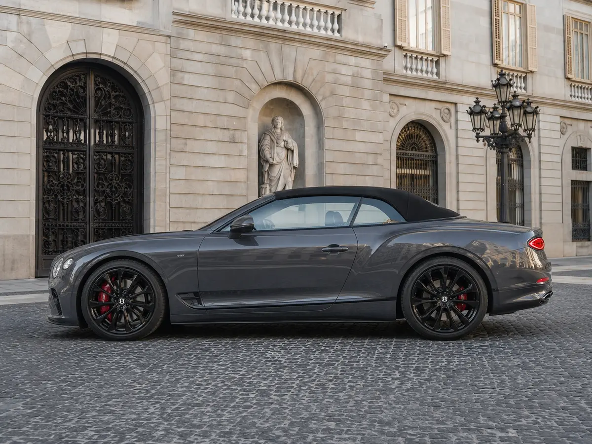Bentley Continental GTC S V8 2025, Außenansicht — Munich Luxury Cars, München. Der Bentley Continental GTC S V8 ist kein Auto für kurze Sprints, sondern für lange,…