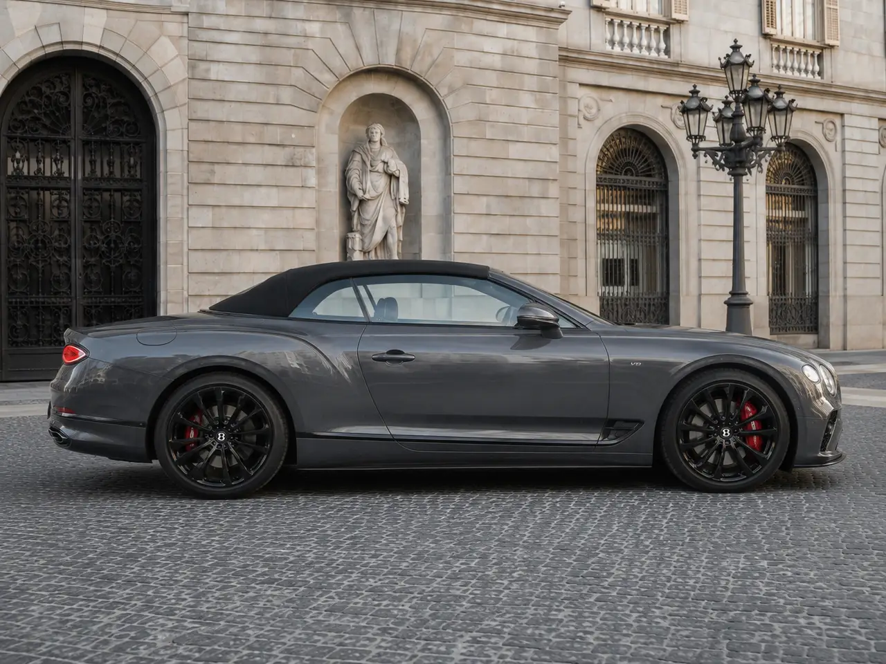 Bentley Continental GTC S V8 2025, Frontansicht — Munich Luxury Cars, München. Der Bentley Continental GTC S V8 ist kein Auto für kurze Sprints, sondern für lange,…