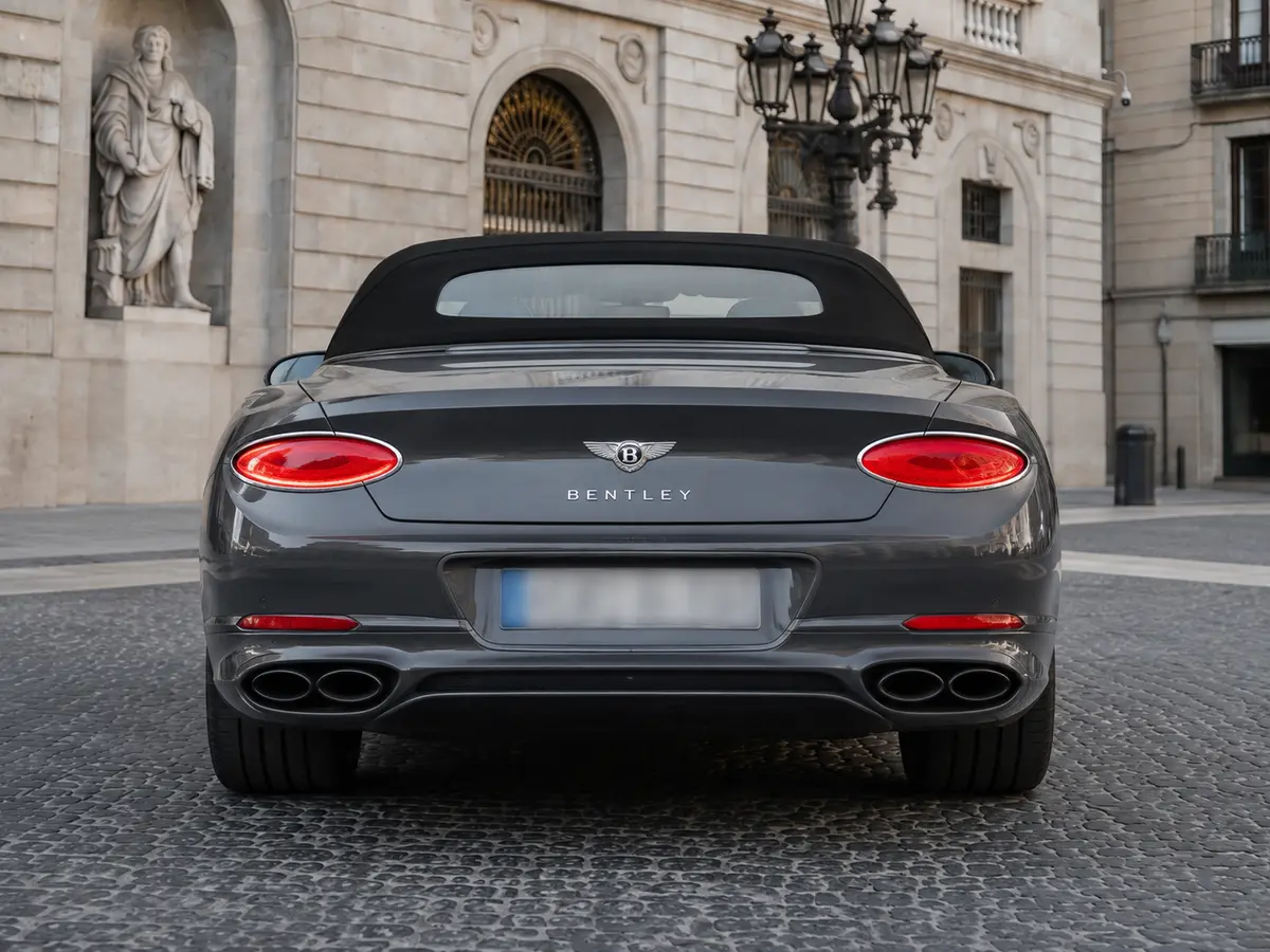 Bentley Continental GTC S V8 2025, Heckansicht — Munich Luxury Cars, München. Der Bentley Continental GTC S V8 ist kein Auto für kurze Sprints, sondern für lange,…