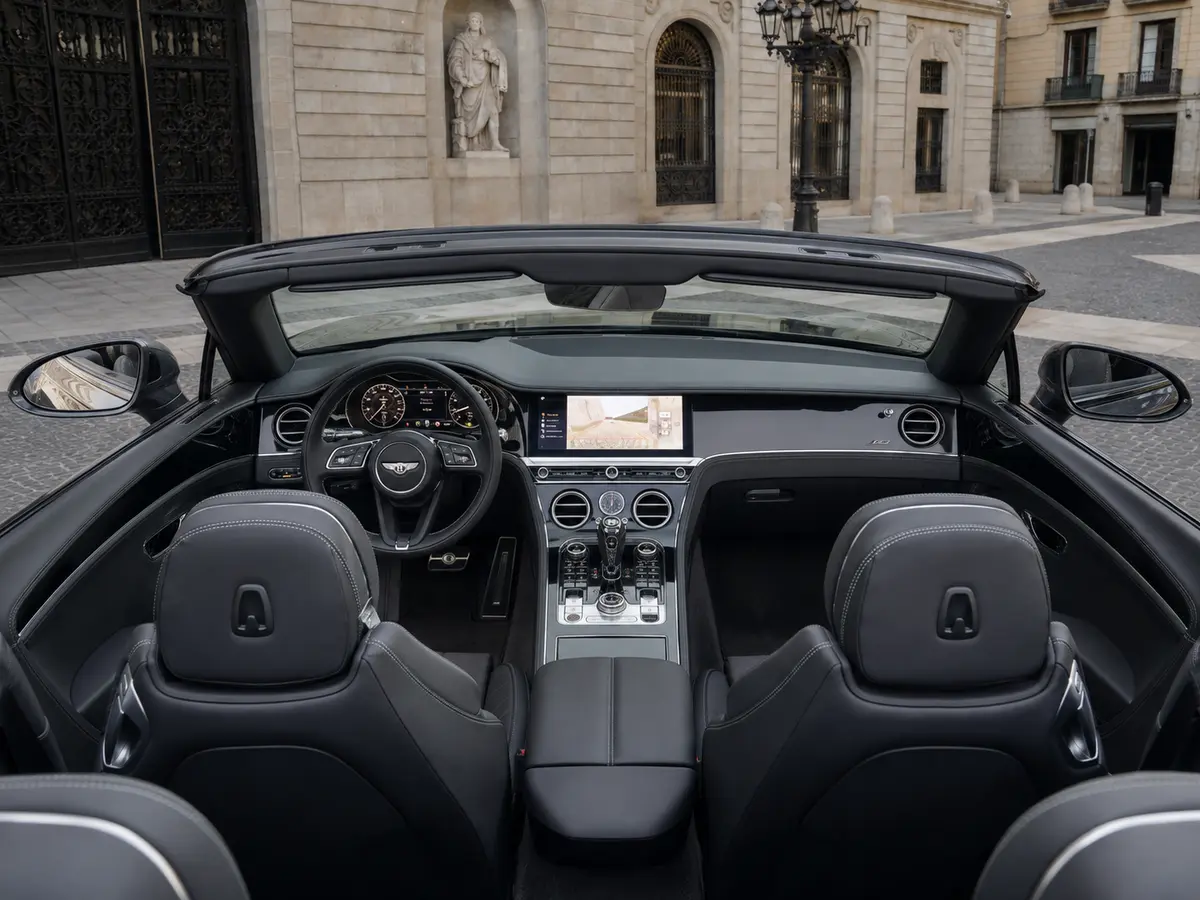 Bentley Continental GTC S V8 2025, Innenraum — Munich Luxury Cars, München. Der Bentley Continental GTC S V8 ist kein Auto für kurze Sprints, sondern für lange,…