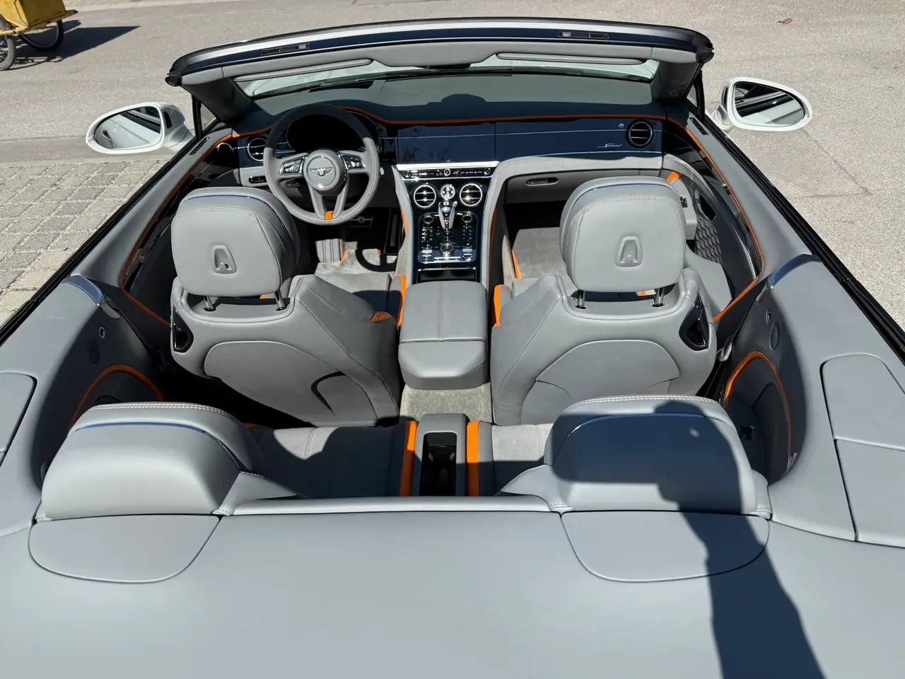 Bentley Continental GTC Speed 2025, Innenraum — Munich Luxury Cars, München. Der Bentley Continental GTC Speed 2025 ist ein offener Viersitzer für alle, die große…