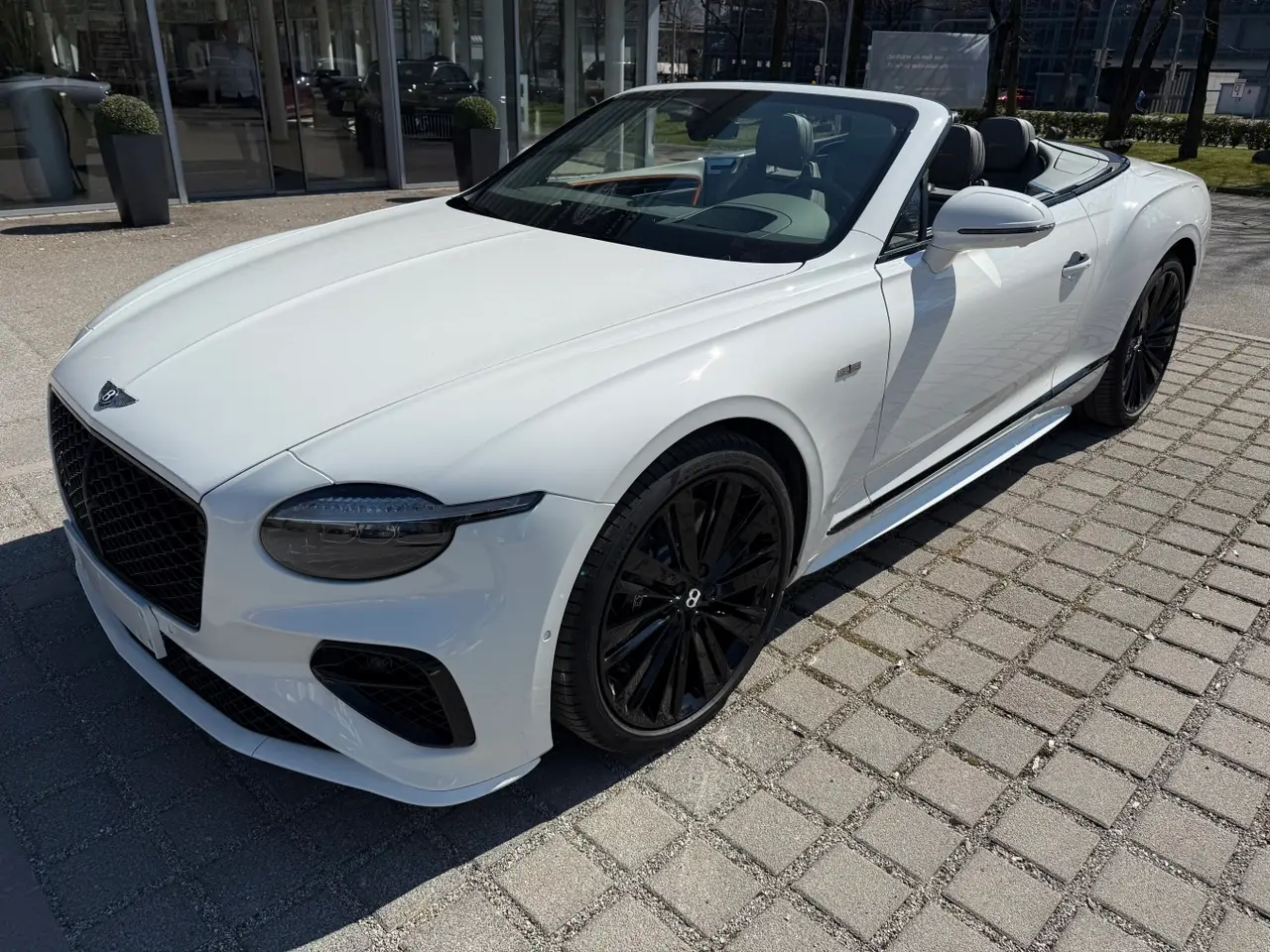 Bentley Continental GTC Speed 2025, Armaturenbrett — Munich Luxury Cars, München. Der Bentley Continental GTC Speed 2025 ist ein offener Viersitzer für alle, die große…