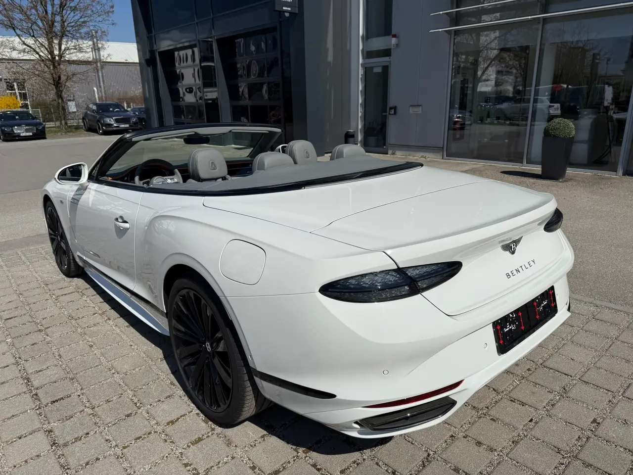 Bentley Continental GTC Speed 2025, Seitenprofil — Munich Luxury Cars, München. Der Bentley Continental GTC Speed 2025 ist ein offener Viersitzer für alle, die große…