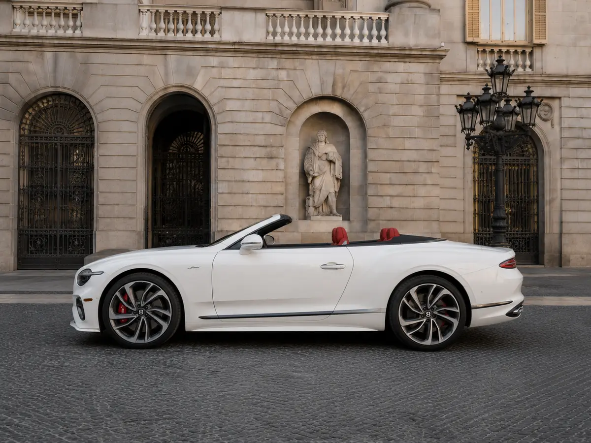 Bentley Continental GTC Speed 2025, Außenansicht — Munich Luxury Cars, München. Der Bentley Continental GTC Speed 2025 ist ein offener Viersitzer für alle, die große…