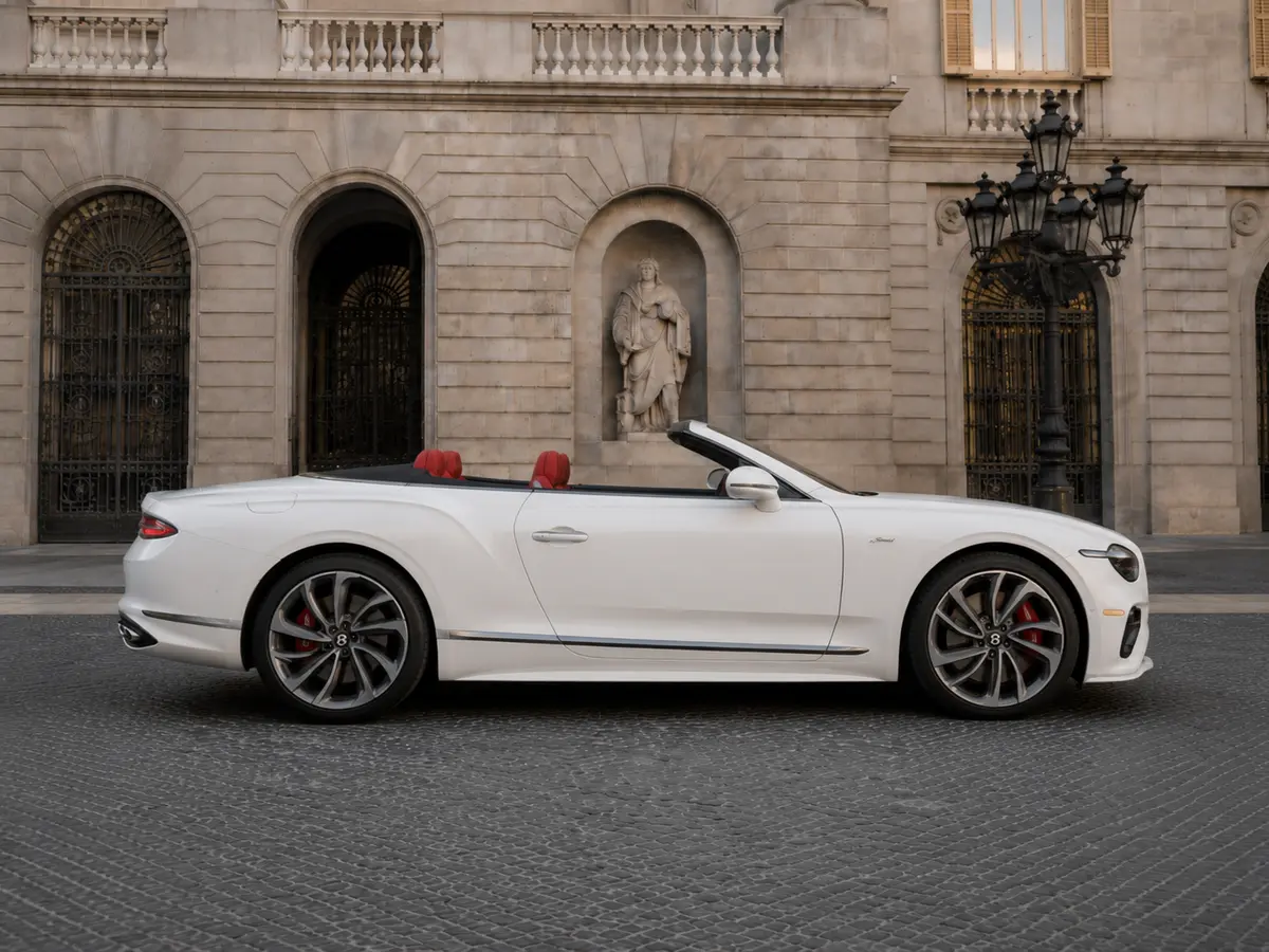 Bentley Continental GTC Speed 2025, Frontansicht — Munich Luxury Cars, München. Der Bentley Continental GTC Speed 2025 ist ein offener Viersitzer für alle, die große…
