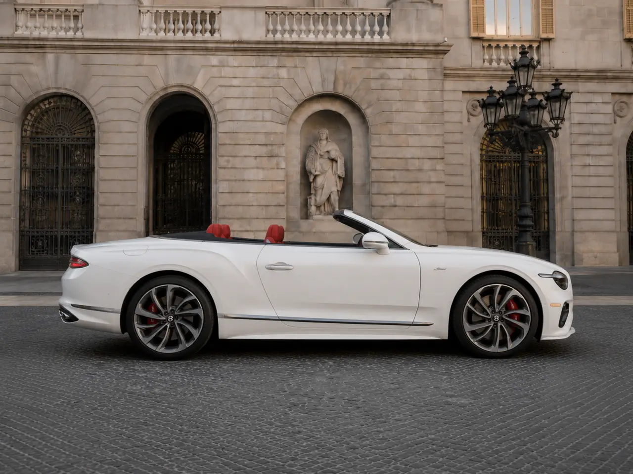 Bentley Continental GTC Speed 2025, Frontansicht — Munich Luxury Cars, München. Der Bentley Continental GTC Speed 2025 ist ein offener Viersitzer für alle, die große…