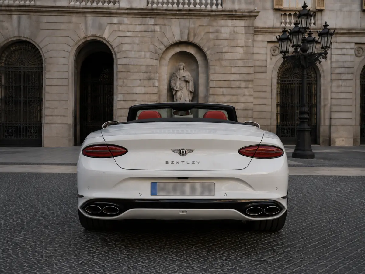 Bentley Continental GTC Speed 2025, Heckansicht — Munich Luxury Cars, München. Der Bentley Continental GTC Speed 2025 ist ein offener Viersitzer für alle, die große…