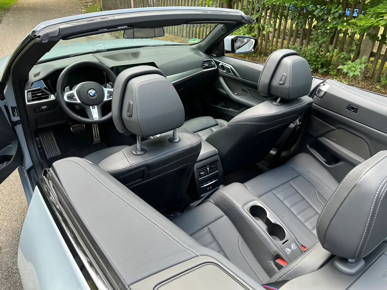 BMW 430i Cabrio 2023, Armaturenbrett — Munich Luxury Cars, München. Der BMW 430i Cabrio verbindet mit 245 PS eine spürbar agile, aber nie überzogene…