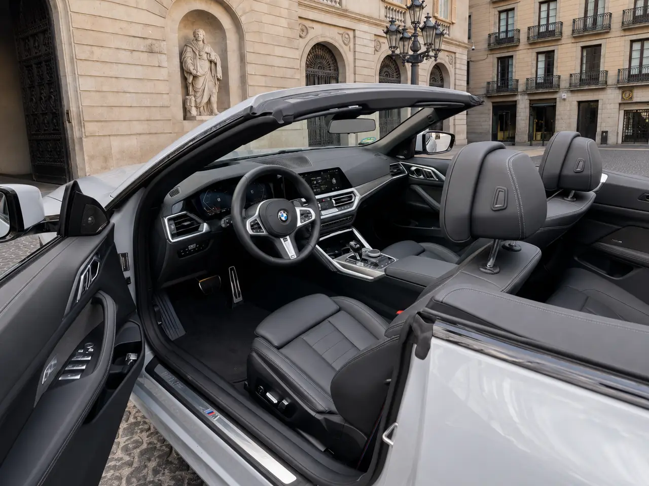 BMW 430i Cabrio 2023, Heckansicht — Munich Luxury Cars, München. Der BMW 430i Cabrio verbindet mit 245 PS eine spürbar agile, aber nie überzogene…