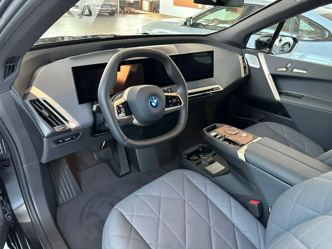 BMW IX M60 2023, Außenansicht — Munich Luxury Cars, München. Der BMW iX M60 verbindet die Größe eines vollwertigen SUV mit einem rein elektrischen…