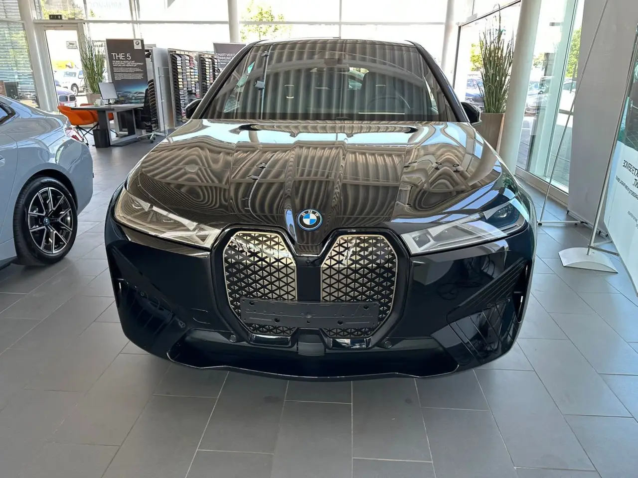 BMW IX M60 2023, Frontansicht — Munich Luxury Cars, München. Der BMW iX M60 verbindet die Größe eines vollwertigen SUV mit einem rein elektrischen…