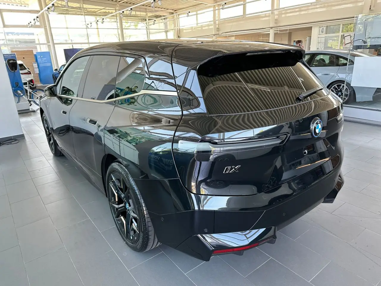 BMW IX M60 2023, Heckansicht — Munich Luxury Cars, München. Der BMW iX M60 verbindet die Größe eines vollwertigen SUV mit einem rein elektrischen…