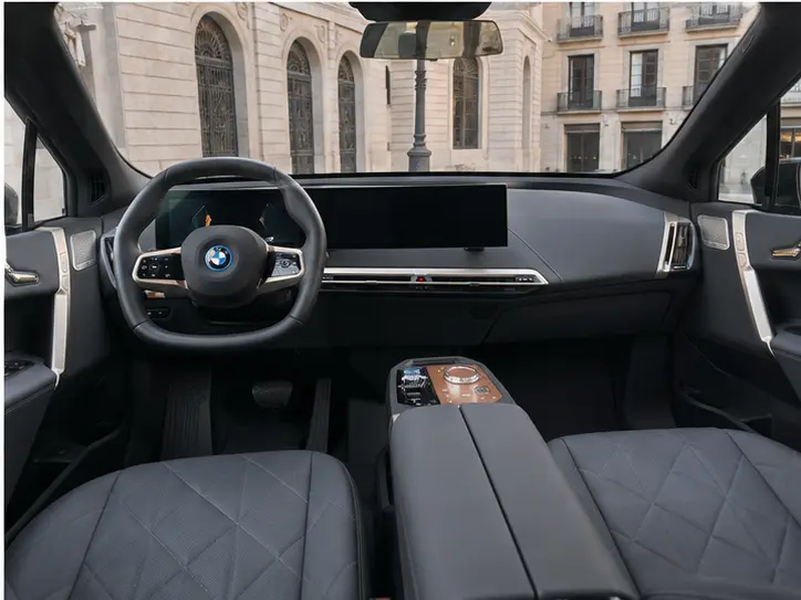 BMW IX M60 2023, Außenansicht — Munich Luxury Cars, München. Der BMW iX M60 verbindet die Größe eines vollwertigen SUV mit einem rein elektrischen…