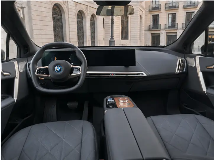 BMW IX M60 2023, Außenansicht — Munich Luxury Cars, München. Der BMW iX M60 verbindet die Größe eines vollwertigen SUV mit einem rein elektrischen…