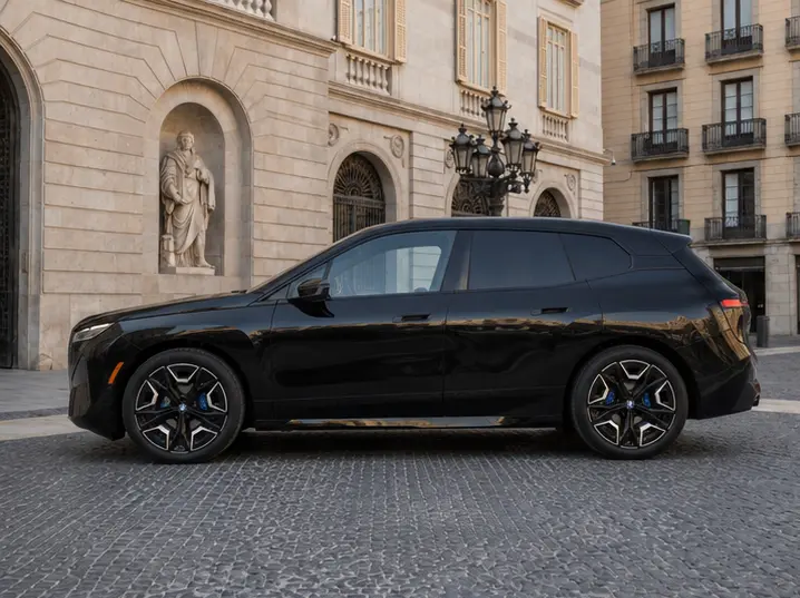 BMW IX M60 2023, Innenraum — Munich Luxury Cars, München. Der BMW iX M60 verbindet die Größe eines vollwertigen SUV mit einem rein elektrischen…