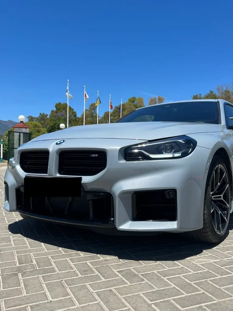 BMW M2 2024, Außenansicht — Munich Luxury Cars, München. Der BMW M2 2024 ist ein kompakter Sportwagen mit 460 PS, der Fahrspaß und…