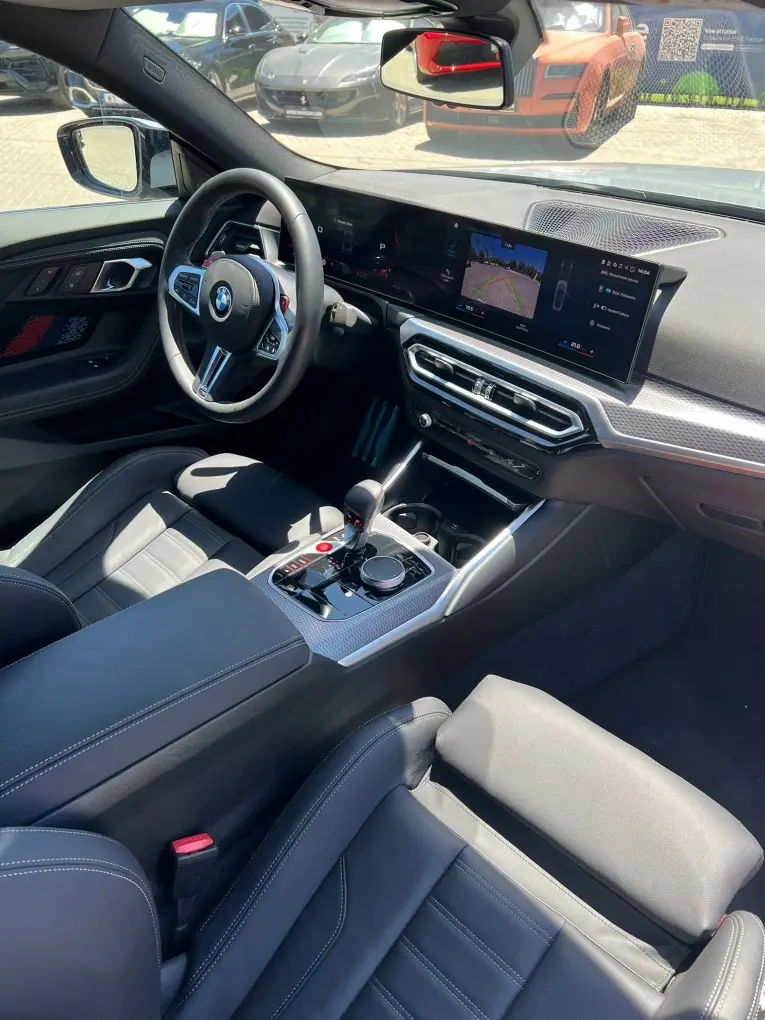BMW M2 2024, Frontansicht — Munich Luxury Cars, München. Der BMW M2 2024 ist ein kompakter Sportwagen mit 460 PS, der Fahrspaß und…