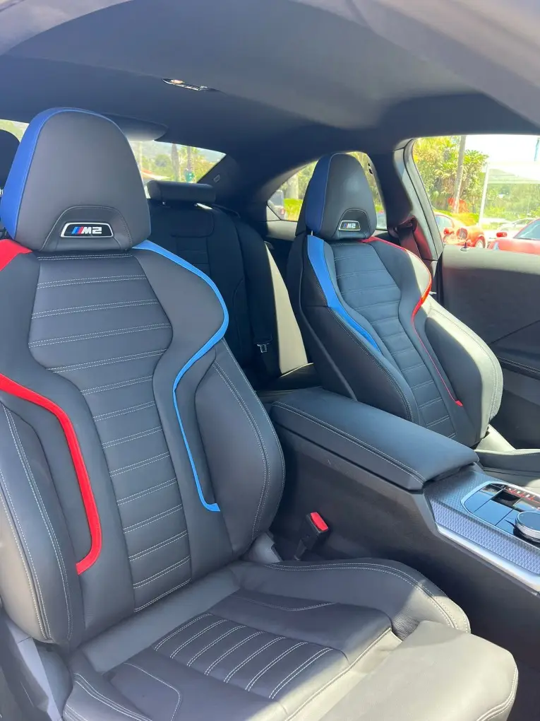 BMW M2 2024, Heckansicht — Munich Luxury Cars, München. Der BMW M2 2024 ist ein kompakter Sportwagen mit 460 PS, der Fahrspaß und…