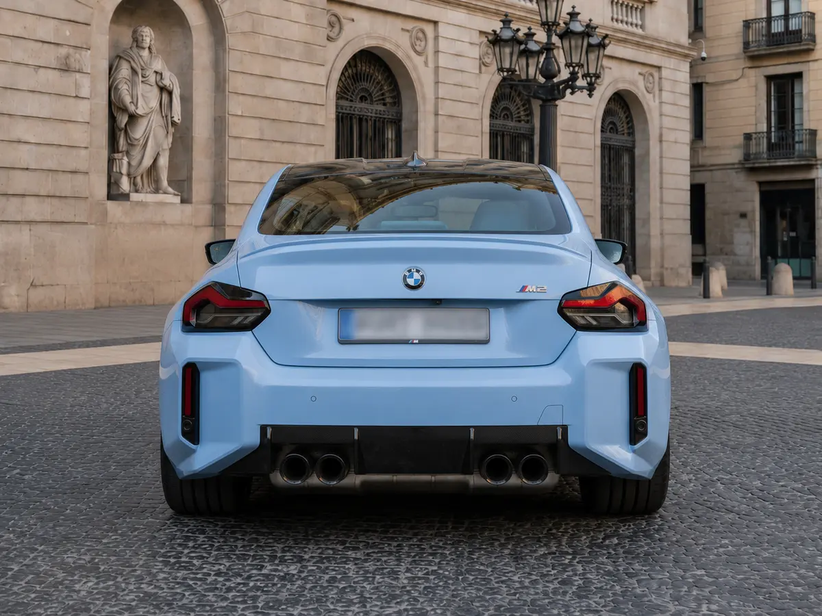 BMW M2 2024, Frontansicht — Munich Luxury Cars, München. Der BMW M2 2024 ist ein kompakter Sportwagen mit 460 PS, der Fahrspaß und…