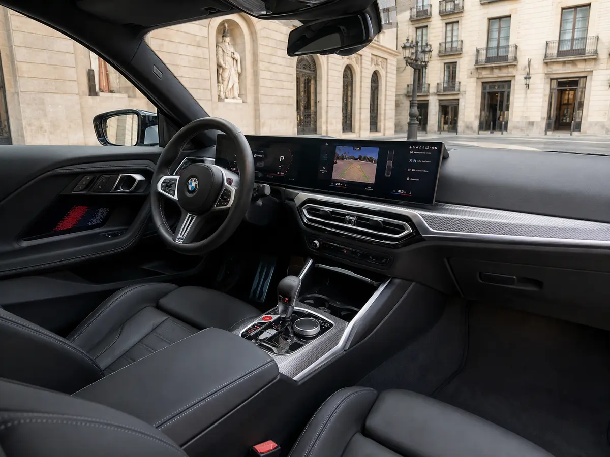 BMW M2 2024, Innenraum — Munich Luxury Cars, München. Der BMW M2 2024 ist ein kompakter Sportwagen mit 460 PS, der Fahrspaß und…