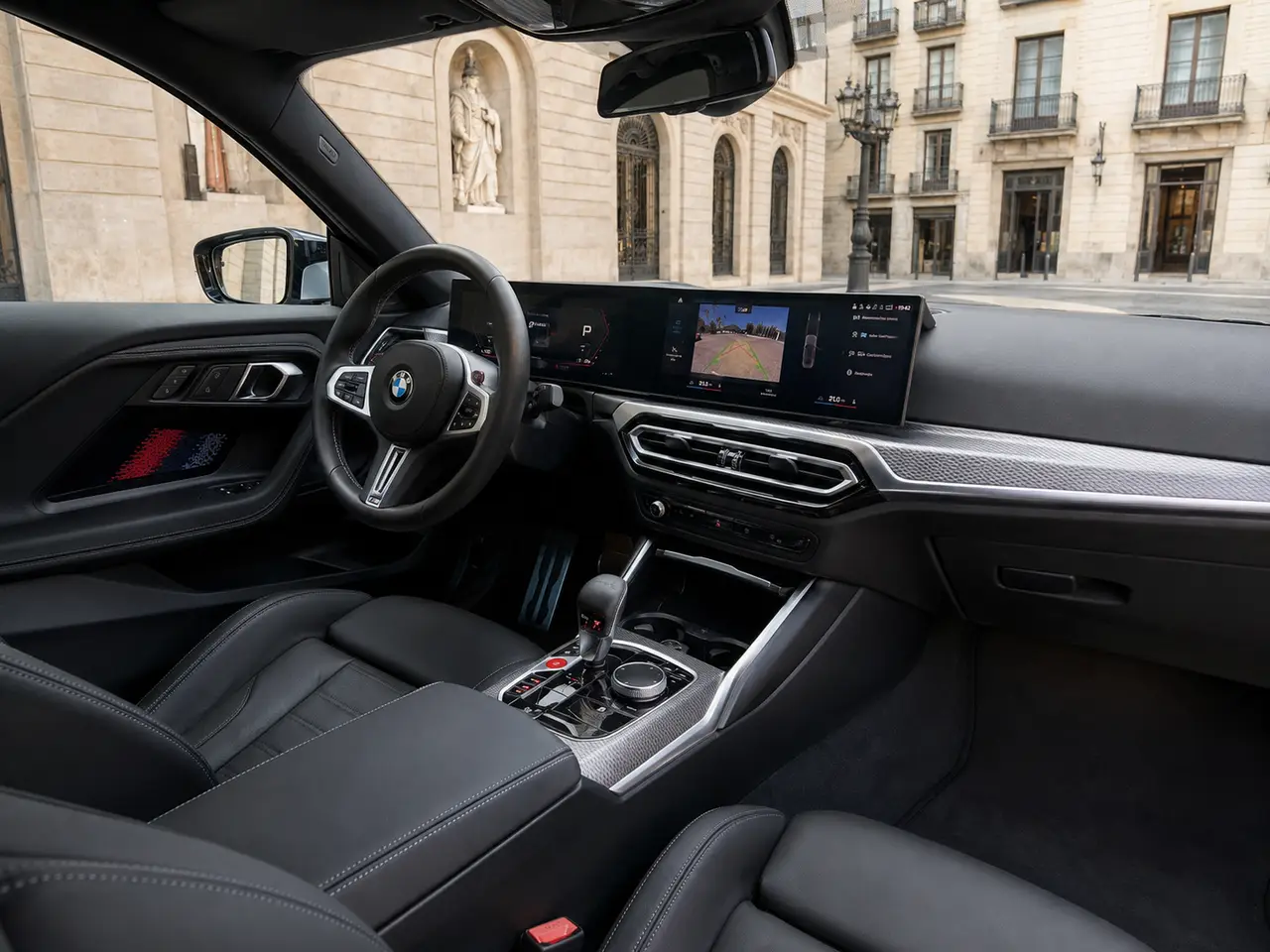 BMW M2 2024, Innenraum — Munich Luxury Cars, München. Der BMW M2 2024 ist ein kompakter Sportwagen mit 460 PS, der Fahrspaß und…