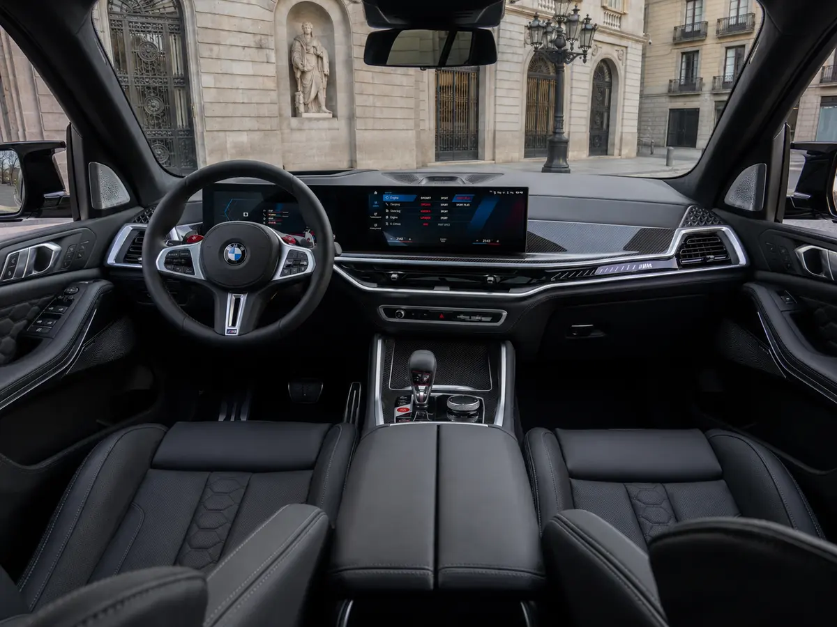 BMW X5 4.0i M 2025, Innenraum — Munich Luxury Cars, München. Der BMW X5 4.0i M verbindet die Statur eines großen SUV mit einem Antrieb, der keine…