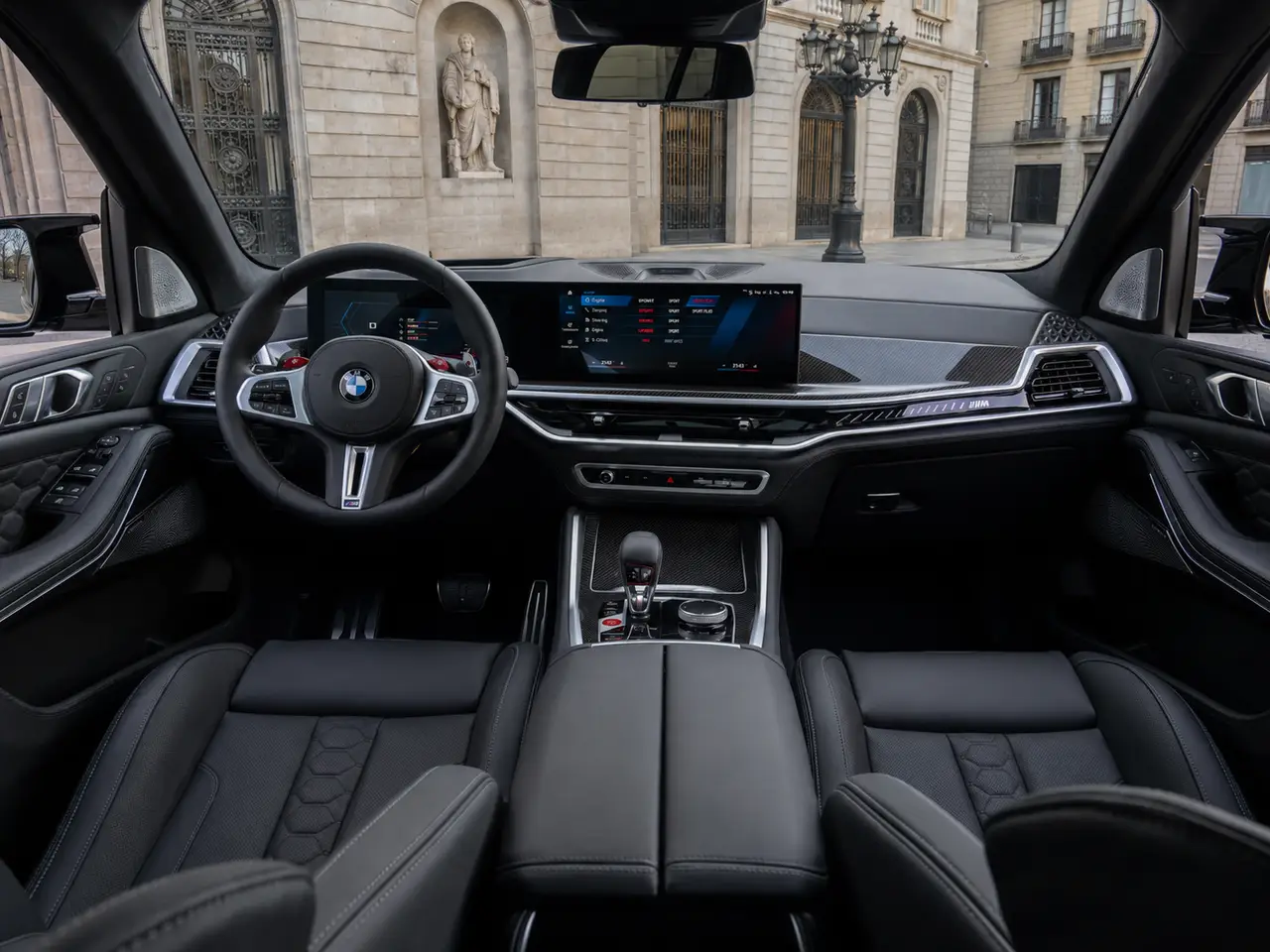 BMW X5 4.0i M 2025, Innenraum — Munich Luxury Cars, München. Der BMW X5 4.0i M verbindet die Statur eines großen SUV mit einem Antrieb, der keine…