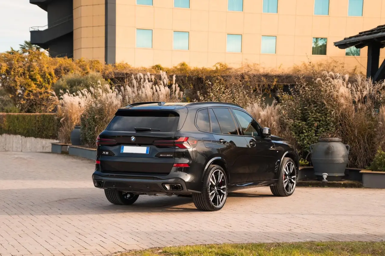 BMW X5 M-pack 30d 2025, Frontansicht — Munich Luxury Cars, München. Der BMW X5 M-Pack 30d verbindet die Statur eines vollwertigen SUV mit einem Auftritt, der…