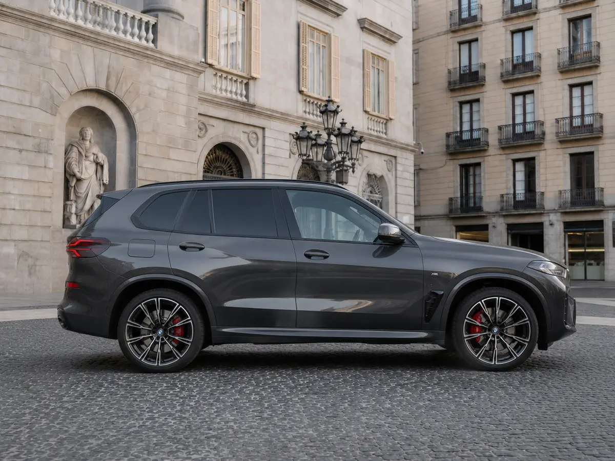 BMW X5 M-pack 30d 2025, Außenansicht — Munich Luxury Cars, München. Der BMW X5 M-Pack 30d verbindet die Statur eines vollwertigen SUV mit einem Auftritt, der…