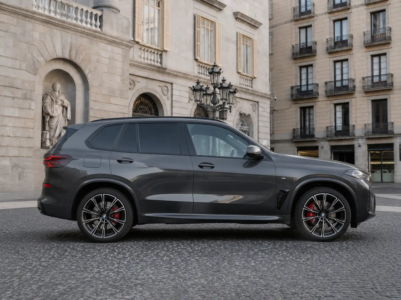 BMW X5 M-pack 30d 2025, Außenansicht — Munich Luxury Cars, München. Der BMW X5 M-Pack 30d verbindet die Statur eines vollwertigen SUV mit einem Auftritt, der…