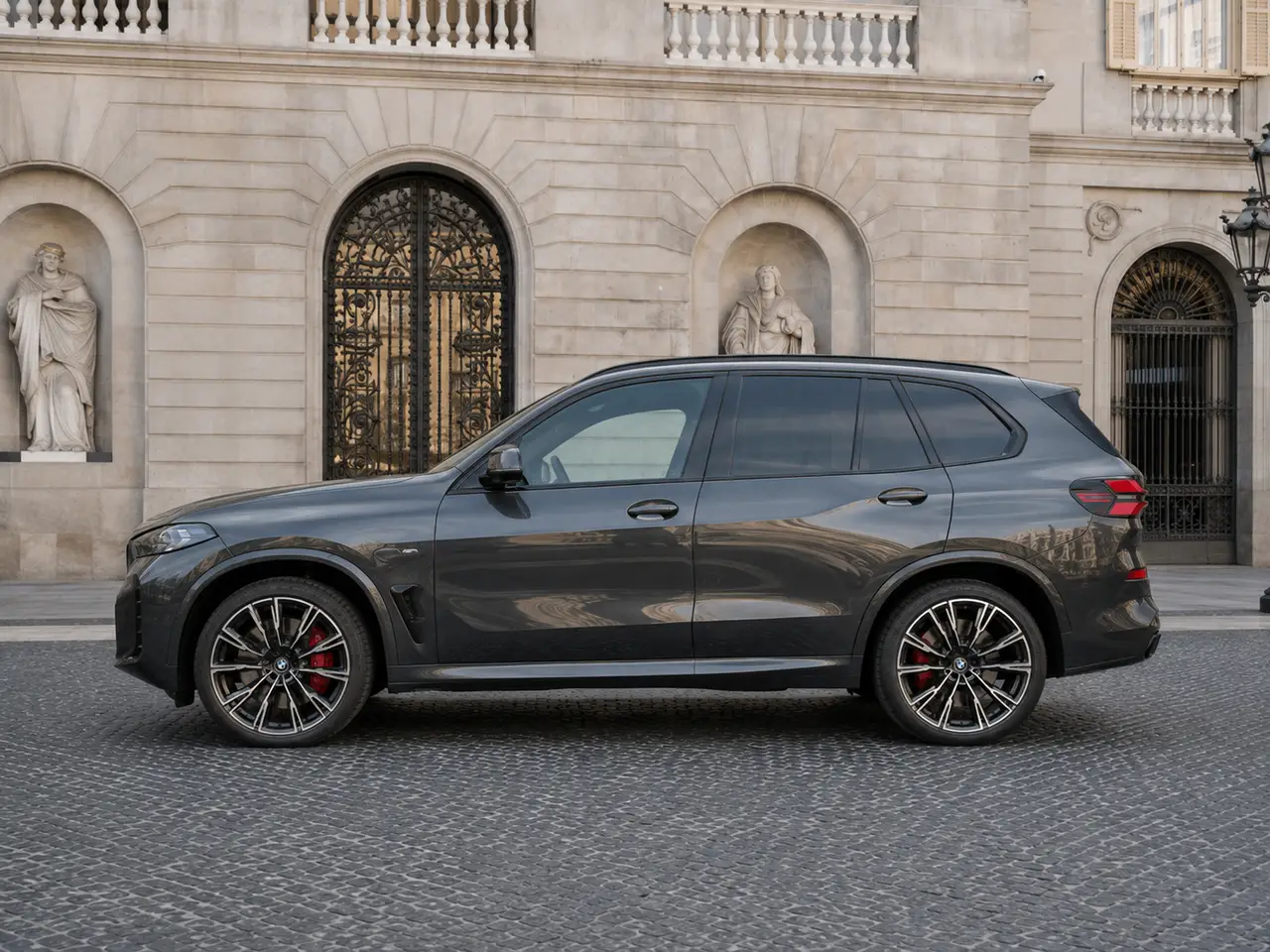 BMW X5 M-pack 30d 2025, Frontansicht — Munich Luxury Cars, München. Der BMW X5 M-Pack 30d verbindet die Statur eines vollwertigen SUV mit einem Auftritt, der…