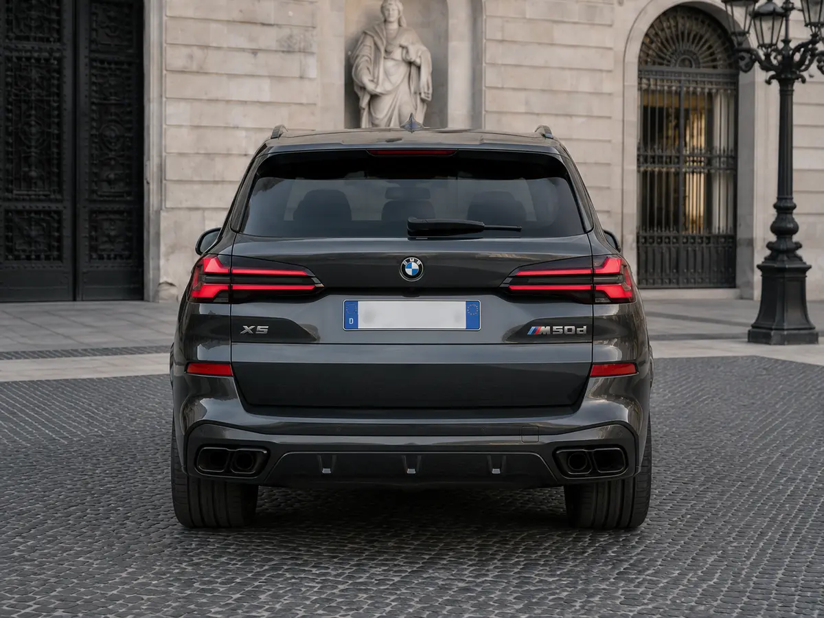 BMW X5 M-pack 30d 2025, Heckansicht — Munich Luxury Cars, München. Der BMW X5 M-Pack 30d verbindet die Statur eines vollwertigen SUV mit einem Auftritt, der…