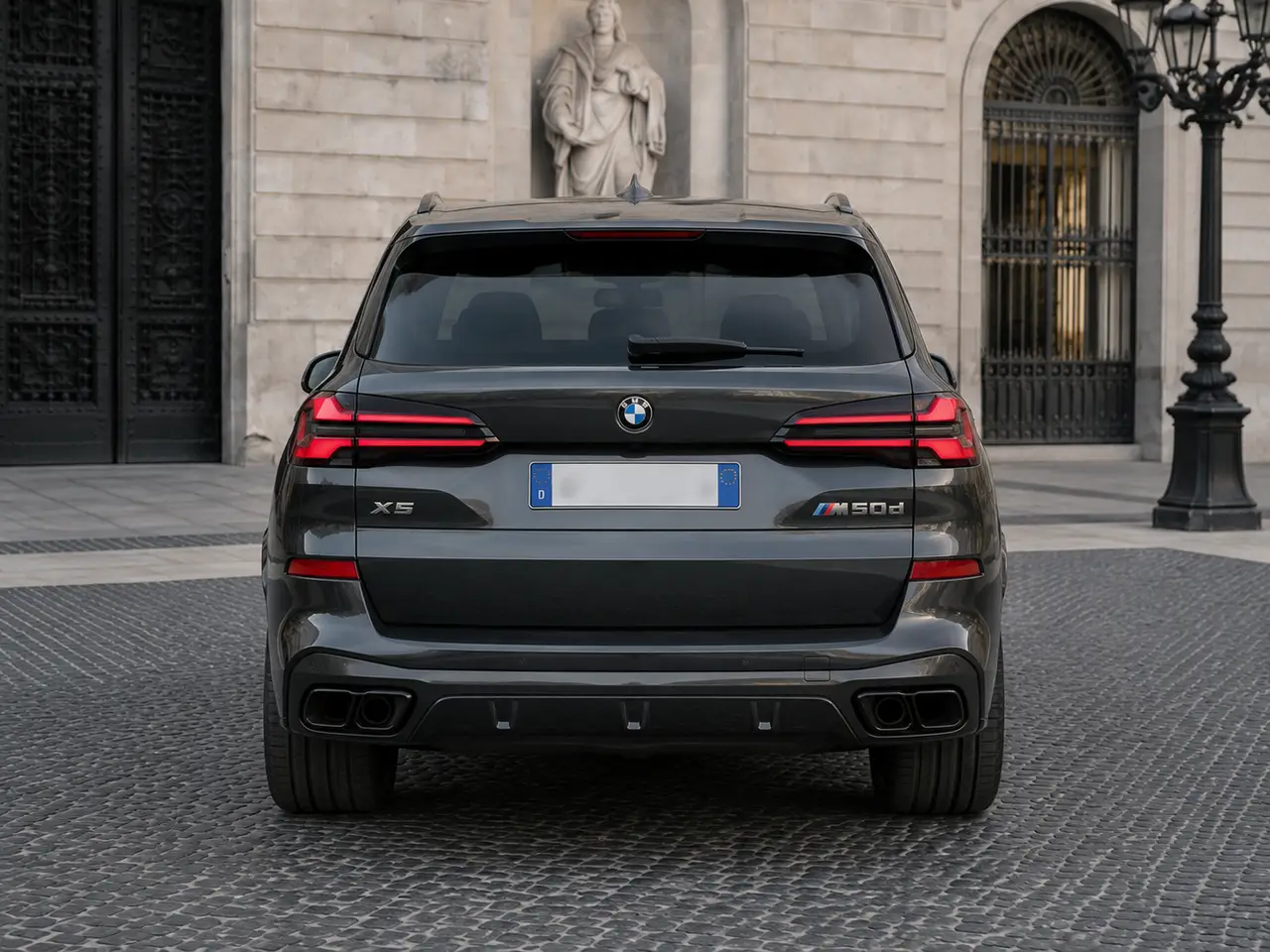 BMW X5 M-pack 30d 2025, Heckansicht — Munich Luxury Cars, München. Der BMW X5 M-Pack 30d verbindet die Statur eines vollwertigen SUV mit einem Auftritt, der…