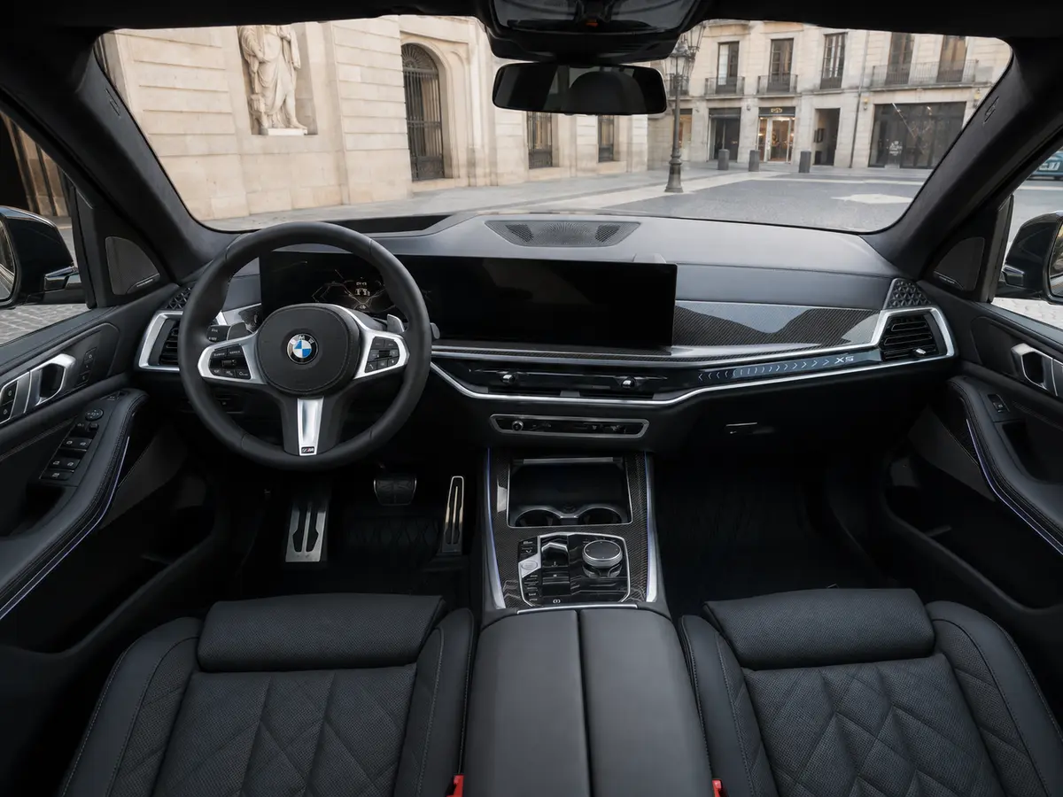 BMW X5 M-pack 30d 2025, Innenraum — Munich Luxury Cars, München. Der BMW X5 M-Pack 30d verbindet die Statur eines vollwertigen SUV mit einem Auftritt, der…
