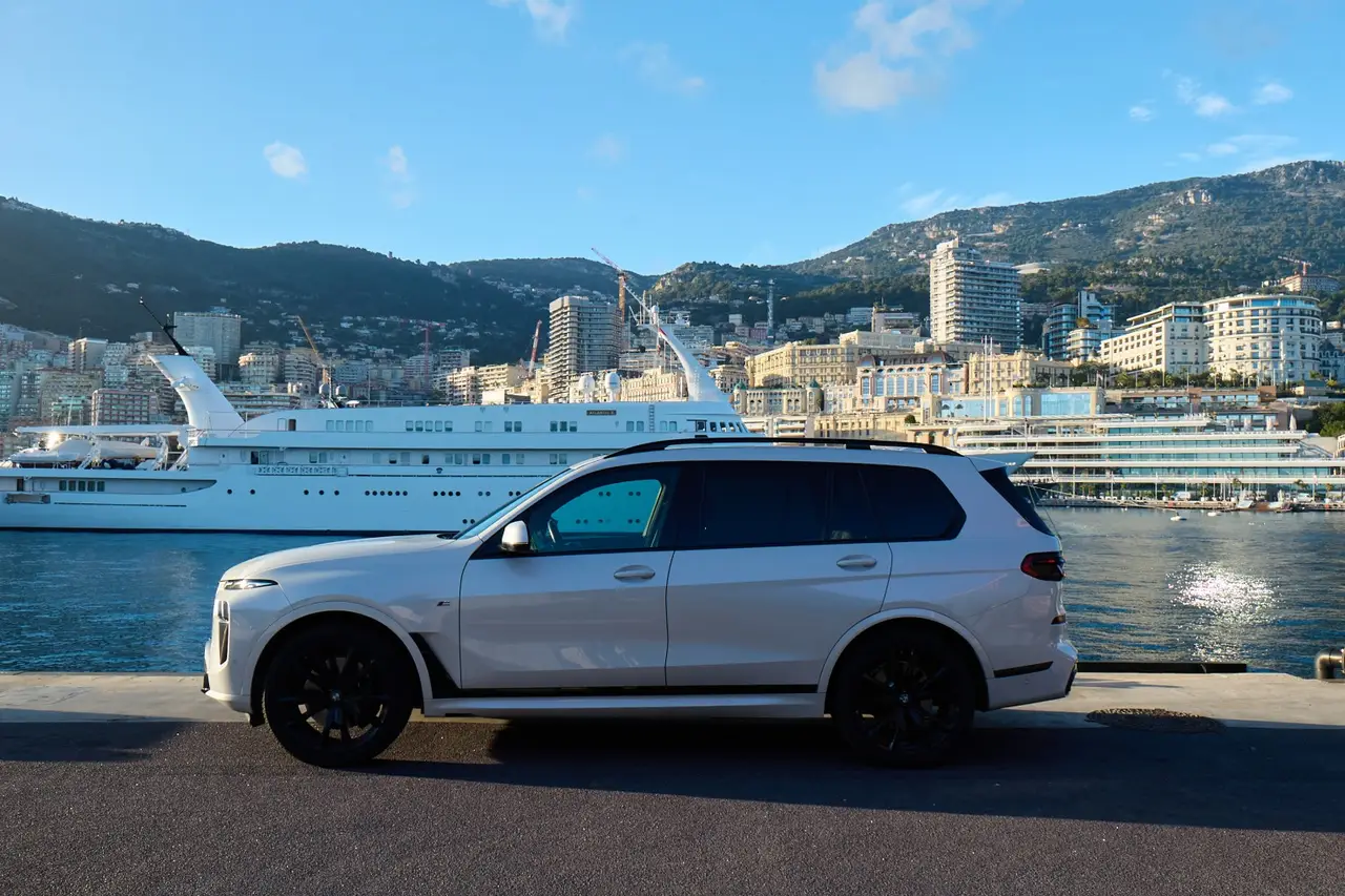 BMW X7 40d M 2024, Außenansicht — Munich Luxury Cars, München. Der BMW X7 40d M ist als Siebensitzer konzipiert, mit 352 PS aus dem Dieselantrieb und…