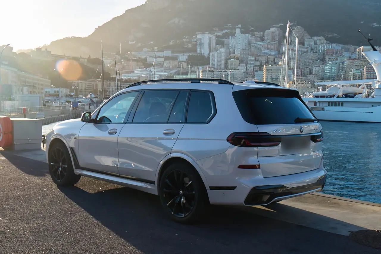 BMW X7 40d M 2024, Frontansicht — Munich Luxury Cars, München. Der BMW X7 40d M ist als Siebensitzer konzipiert, mit 352 PS aus dem Dieselantrieb und…