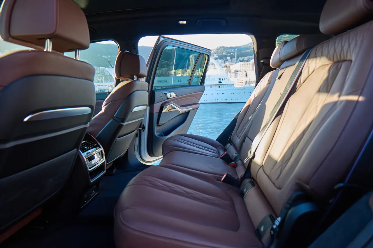 BMW X7 40d M 2024, Heckansicht — Munich Luxury Cars, München. Der BMW X7 40d M ist als Siebensitzer konzipiert, mit 352 PS aus dem Dieselantrieb und…