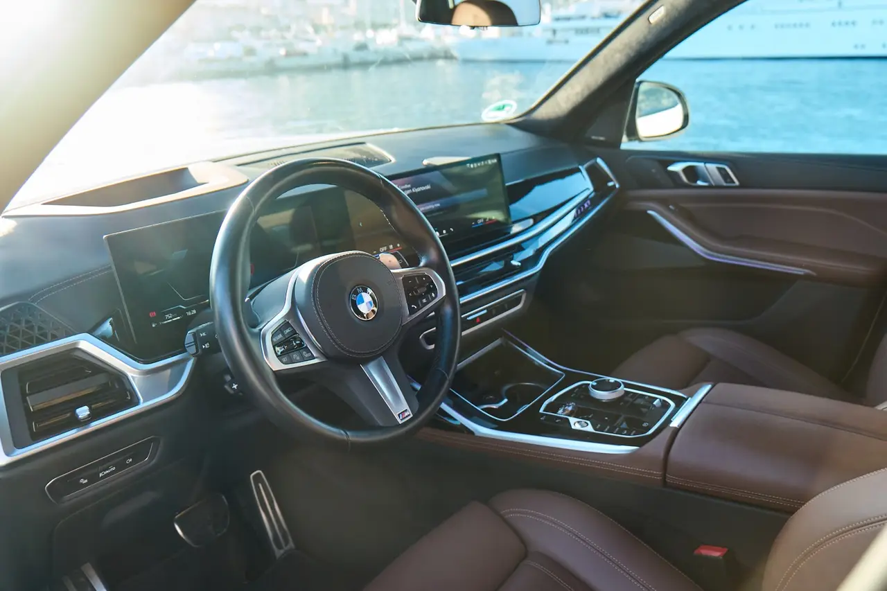 BMW X7 40d M 2024, Innenraum — Munich Luxury Cars, München. Der BMW X7 40d M ist als Siebensitzer konzipiert, mit 352 PS aus dem Dieselantrieb und…