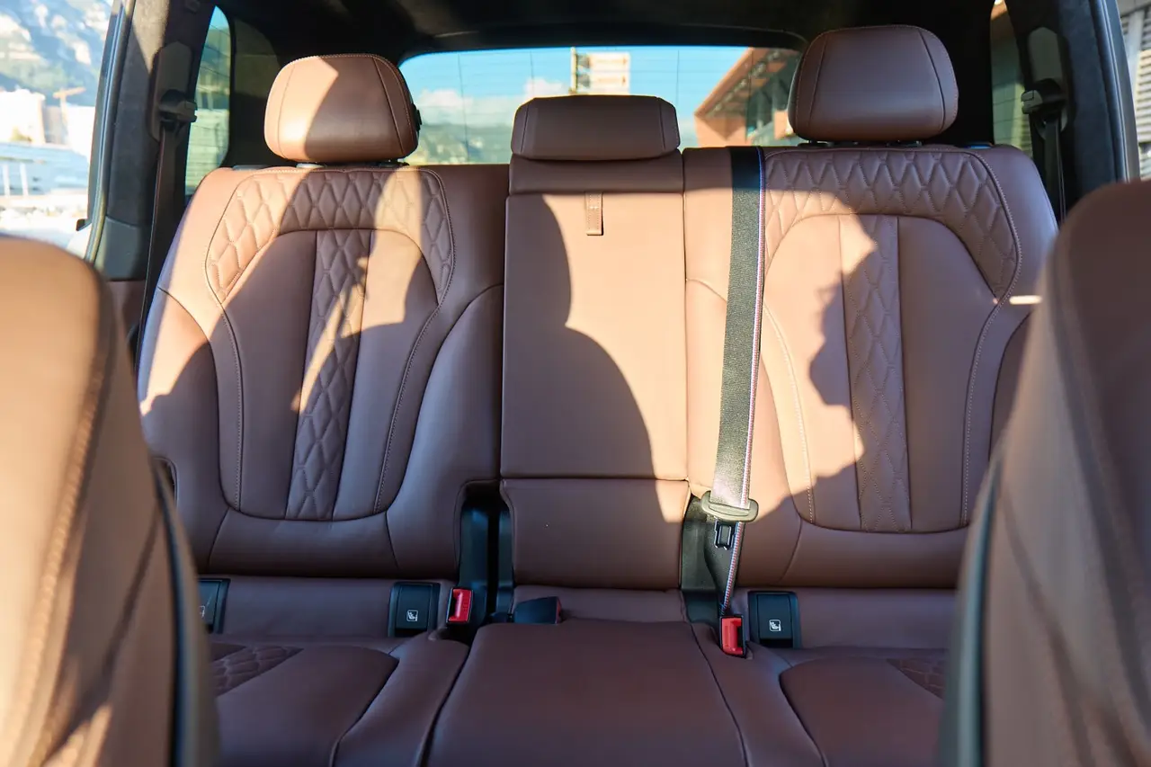 BMW X7 40d M 2024, Armaturenbrett — Munich Luxury Cars, München. Der BMW X7 40d M ist als Siebensitzer konzipiert, mit 352 PS aus dem Dieselantrieb und…