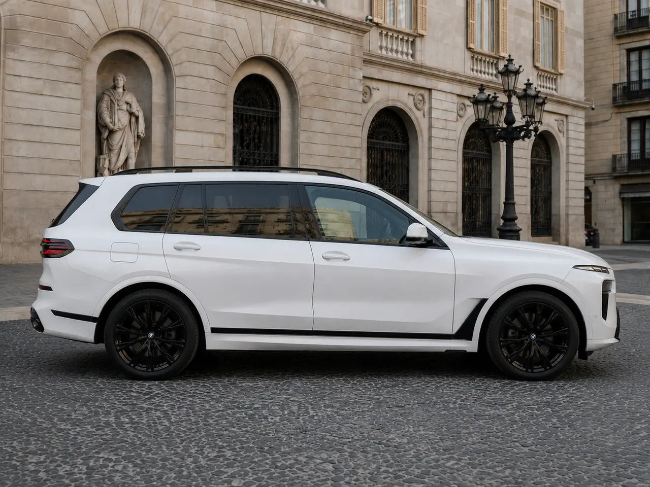 BMW X7 40d M 2024, Frontansicht — Munich Luxury Cars, München. Der BMW X7 40d M ist als Siebensitzer konzipiert, mit 352 PS aus dem Dieselantrieb und…