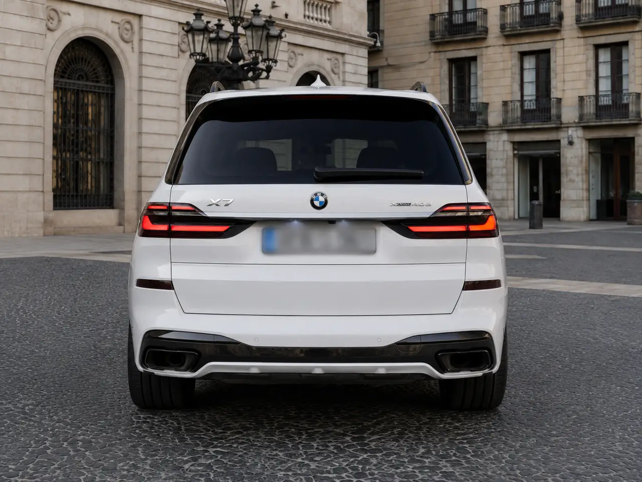 BMW X7 40d M 2024, Heckansicht — Munich Luxury Cars, München. Der BMW X7 40d M ist als Siebensitzer konzipiert, mit 352 PS aus dem Dieselantrieb und…