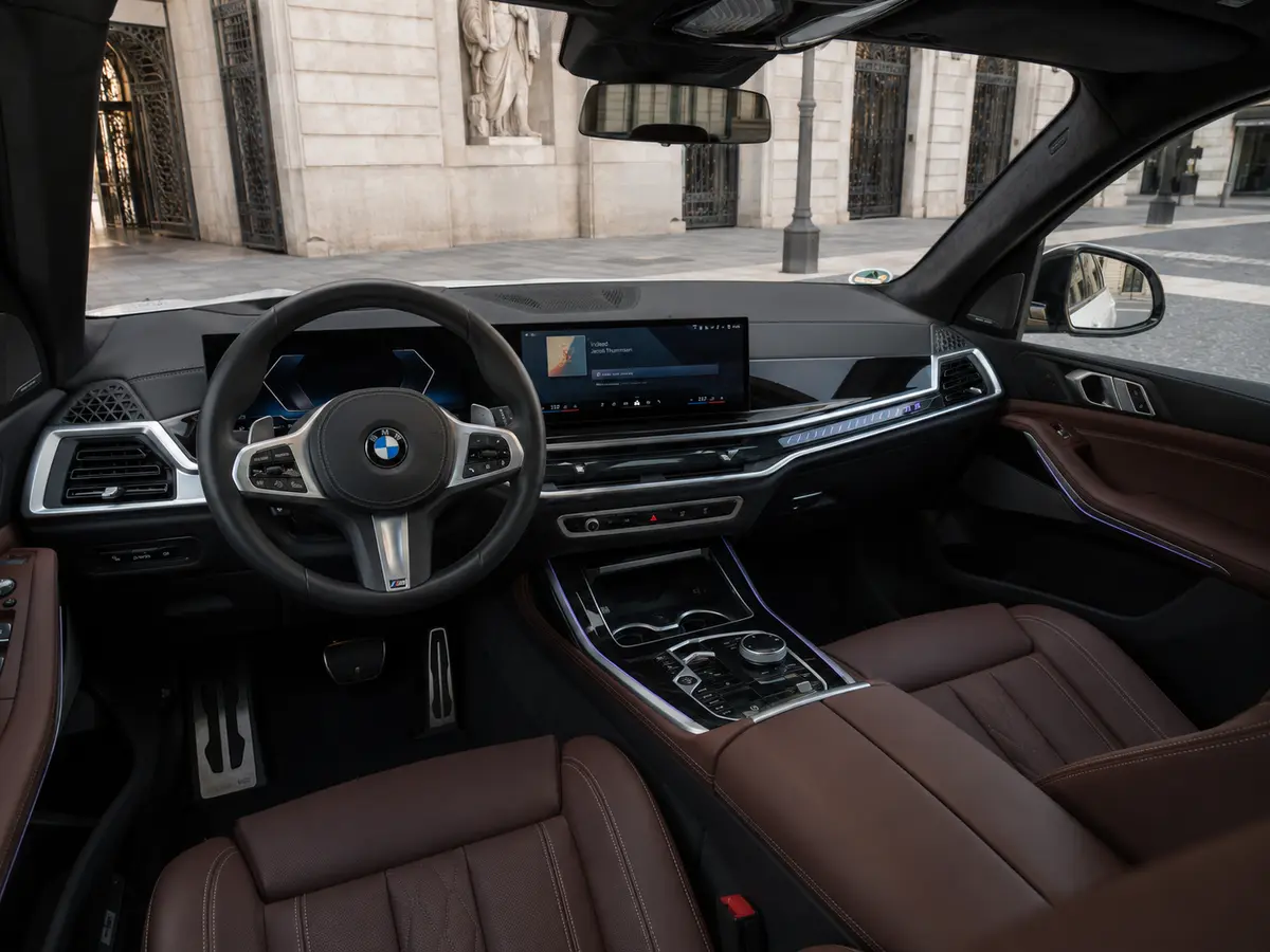 BMW X7 40d M 2024, Innenraum — Munich Luxury Cars, München. Der BMW X7 40d M ist als Siebensitzer konzipiert, mit 352 PS aus dem Dieselantrieb und…