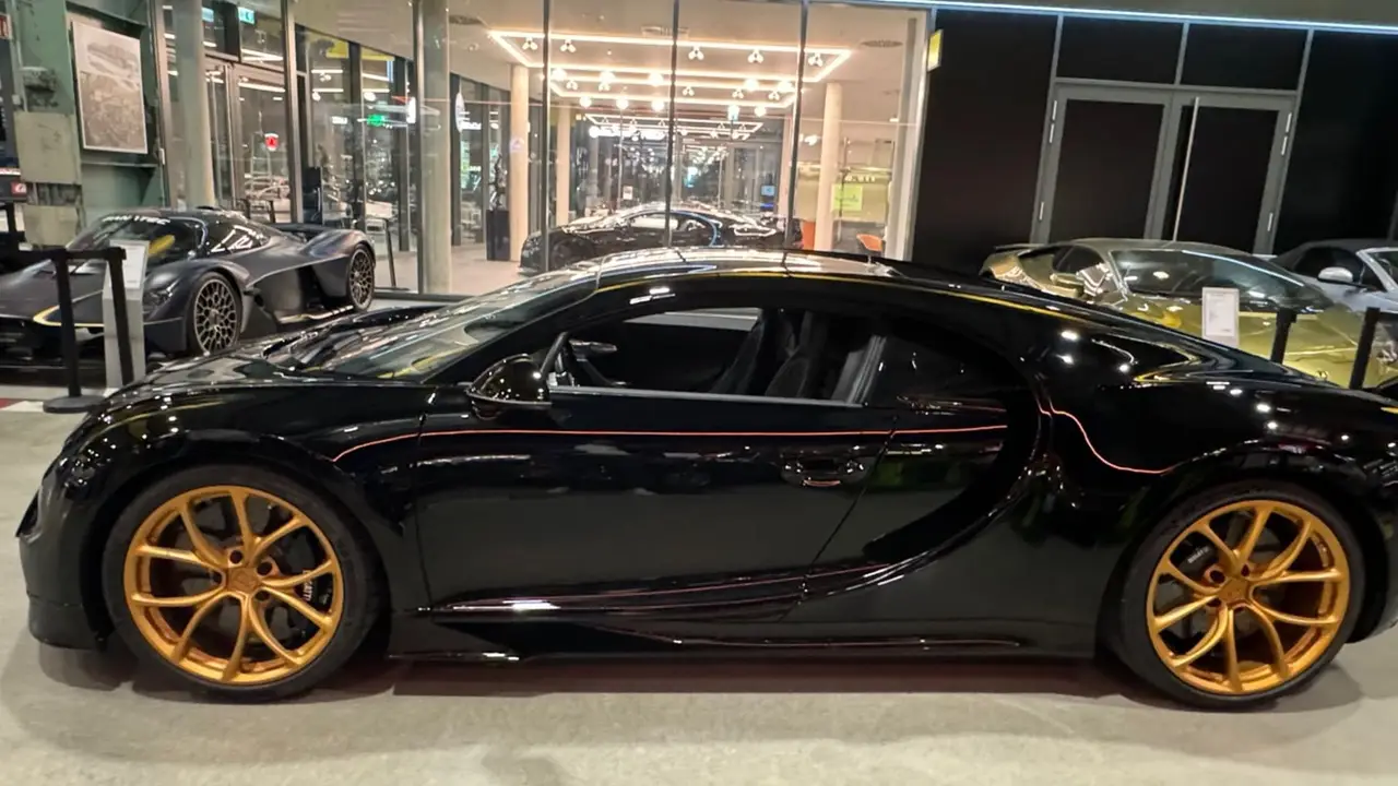Bugatti Chiron 110 Ani 2019, Seitenprofil — Munich Luxury Cars, München. Mit 1500 PS gehört der Bugatti Chiron 110 Ani zu den leistungsstärksten Fahrzeugen, die…