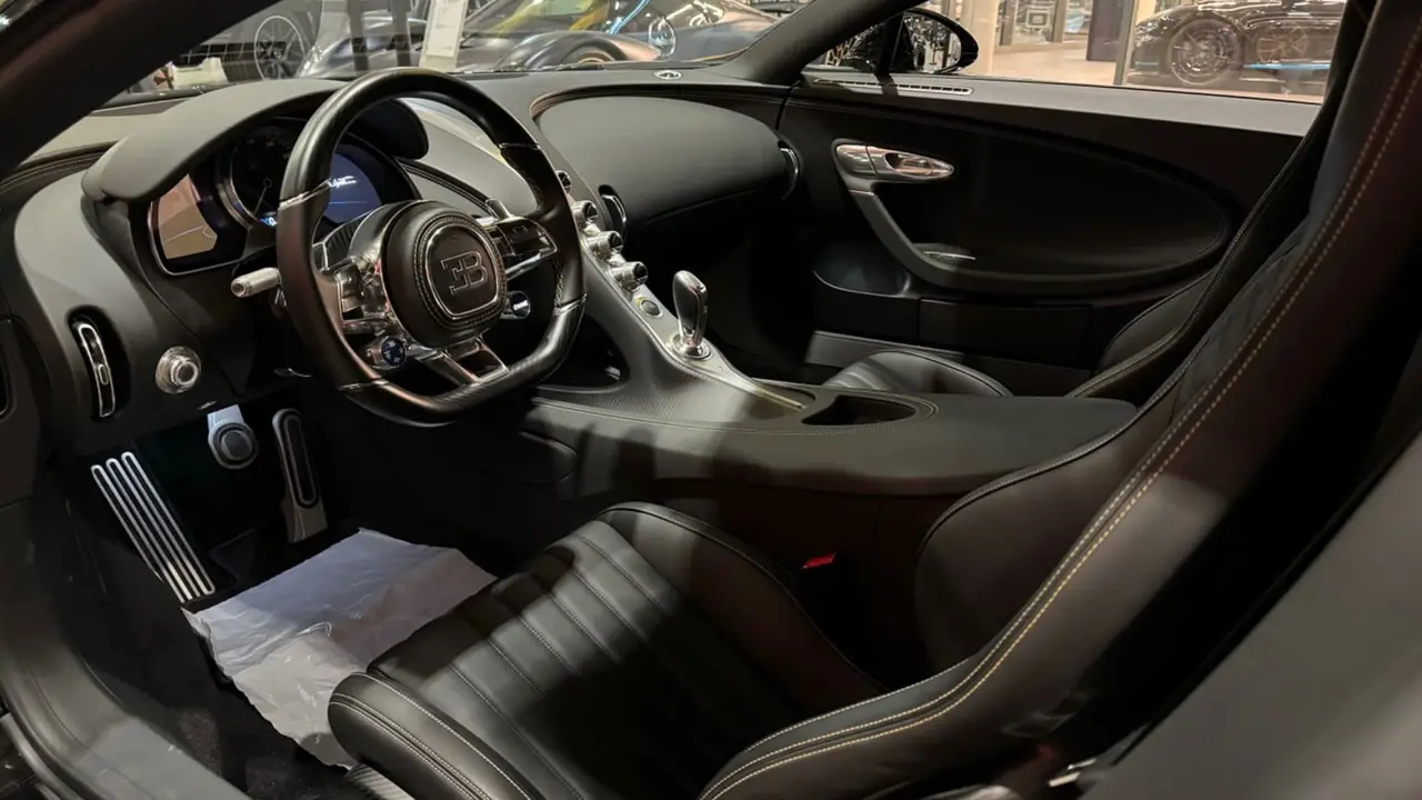 Bugatti Chiron 110 Ani 2019, Heckansicht — Munich Luxury Cars, München. Mit 1500 PS gehört der Bugatti Chiron 110 Ani zu den leistungsstärksten Fahrzeugen, die…