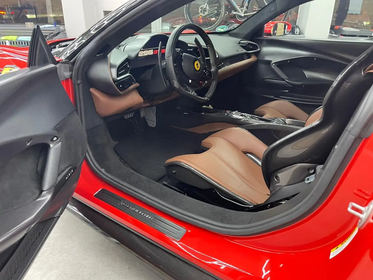 Ferrari 296 GTB 2023, Außenansicht — Munich Luxury Cars, München. Der Ferrari 296 GTB verbindet einen V6 mit Elektrounterstützung zu einer Systemleistung…
