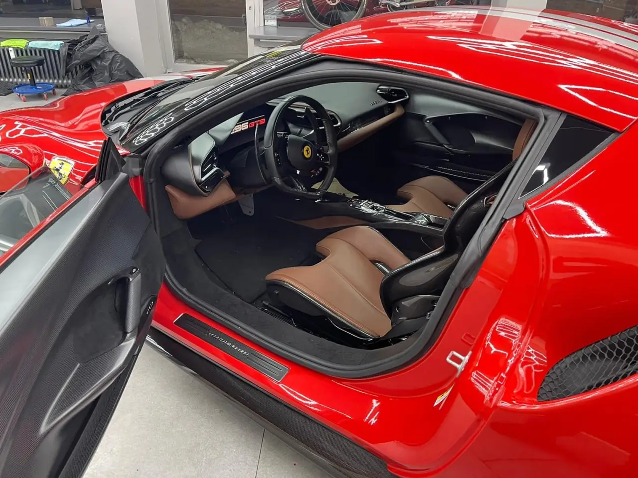 Ferrari 296 GTB 2023, Frontansicht — Munich Luxury Cars, München. Der Ferrari 296 GTB verbindet einen V6 mit Elektrounterstützung zu einer Systemleistung…